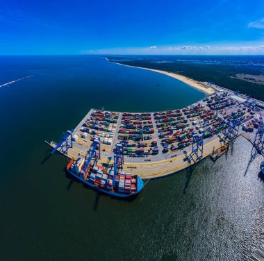 Deniz limanından gelen konteyner gemisi sevkiyat ve konteyner deposu için çalışıyor. Küresel lojistik kavramına taşımacılık veya ithalat için uygun kullanım.