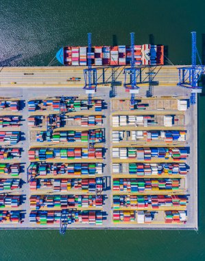 İş ve lojistik ihracat ve ithalat yapan konteyner gemisi. Kargoyu vinçle limana götürüyorum. Uluslararası su taşımacılığı. Hava görünümü ve üst görünüm.