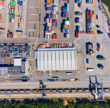 Deniz limanından gelen konteyner gemisi sevkiyat ve konteyner deposu için çalışıyor. Küresel lojistik kavramına taşımacılık veya ithalat için uygun kullanım.