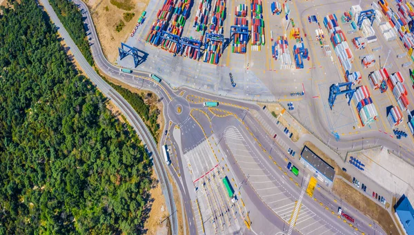 港口有堆放货物集装箱的广阔区域的空中景观 — 图库照片