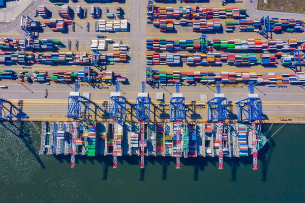 Deniz Limanından Gelen Konteyner Gemisi Sevkiyat Konteyner Deposu Için Çalışıyor — Stok fotoğraf