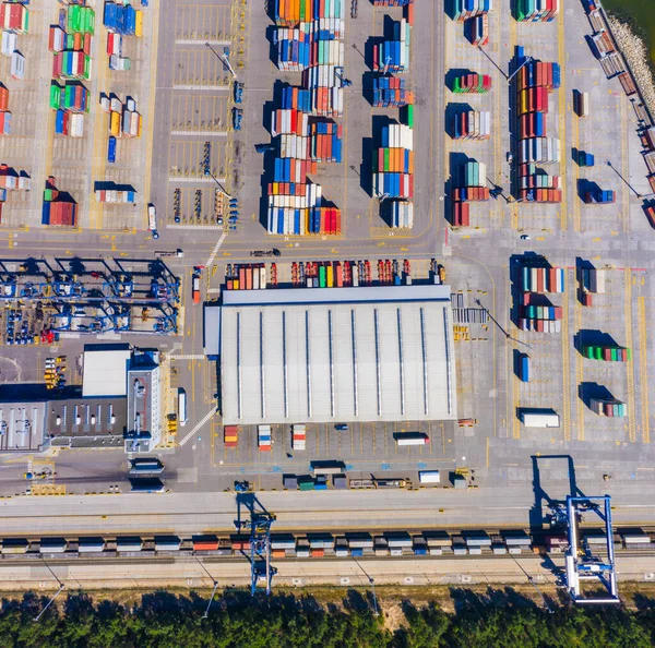 Deniz limanından gelen konteyner gemisi sevkiyat ve konteyner deposu için çalışıyor. Küresel lojistik kavramına taşımacılık veya ithalat için uygun kullanım.