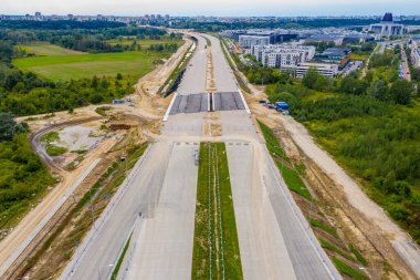 Yol inşaatı alanının havadan görünüşü. Yeni şehir otoyolu inşaatı. İHA görüntüsü. yeni yol inşaatı