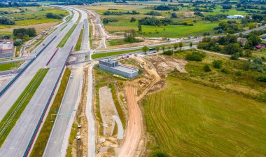 Yol inşaatı alanının havadan görünüşü. Yeni şehir otoyolu inşaatı. İHA görüntüsü. yeni yol inşaatı