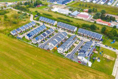 Konutların ve garaj yollarının havadan görünüşü. Avrupa 'nın yeşil ağaç üstgeçidi ile çevrili sıkıca sarılmış evler. Kenar mahallelerde konut geliştirme