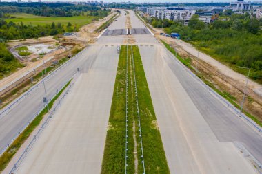 Yol inşaatı alanının havadan görünüşü. Yeni şehir otoyolu inşaatı. İHA görüntüsü. yeni yol inşaatı