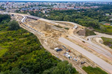 Yol inşaatı alanının havadan görünüşü. Yeni şehir otoyolu inşaatı. İHA görüntüsü. yeni yol inşaatı
