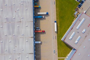 Malzeme deposunun havadan görüntüsü. Endüstriyel şehir bölgesindeki lojistik merkezi İHA 'nın gözünden. Arkaplan dokusu kavramı.
