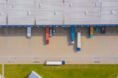 Malzeme deposunun havadan görüntüsü. Endüstriyel şehir bölgesindeki lojistik merkezi İHA 'nın gözünden. Arkaplan dokusu kavramı.