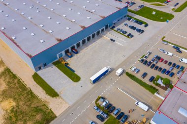 Malzeme deposunun havadan görüntüsü. Endüstriyel şehir bölgesindeki lojistik merkezi İHA 'nın gözünden. Arkaplan dokusu kavramı.