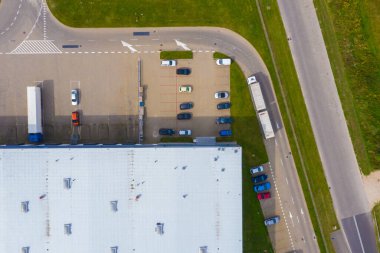 Malzeme deposunun havadan görüntüsü. Endüstriyel şehir bölgesindeki lojistik merkezi İHA 'nın gözünden. Arkaplan dokusu kavramı.