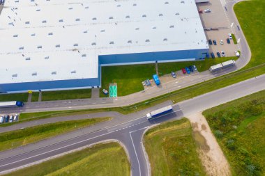 Malzeme deposunun havadan görüntüsü. Endüstriyel şehir bölgesindeki lojistik merkezi İHA 'nın gözünden. Arkaplan dokusu kavramı.