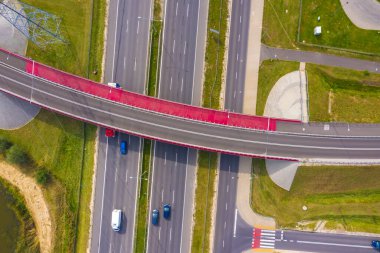 Köprü yolu otomobil trafiğinin havadan görüntüsü, pek çok araba, ulaşım konsepti