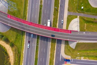 Köprü yolu otomobil trafiğinin havadan görüntüsü, pek çok araba, ulaşım konsepti