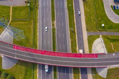 Köprü yolu otomobil trafiğinin havadan görüntüsü, pek çok araba, ulaşım konsepti
