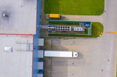 Malzeme deposunun havadan görüntüsü. Endüstriyel şehir bölgesindeki lojistik merkezi İHA görüşünden.