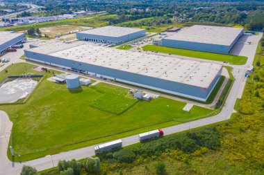 Lojistik merkezine giden kamyonlarla deponun hava görüntüsü. Endüstriyel geçmiş. Yukarıdan gelen lojistik.