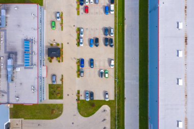 Tipik hafif sanayi ve küçük işletme ofisleri yukarıdan görülüyor