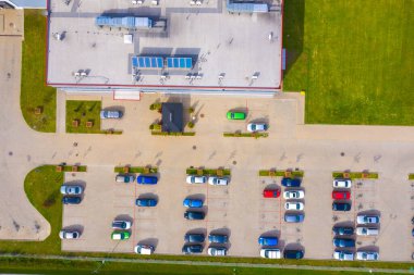 Tipik hafif sanayi ve küçük işletme ofisleri yukarıdan görülüyor