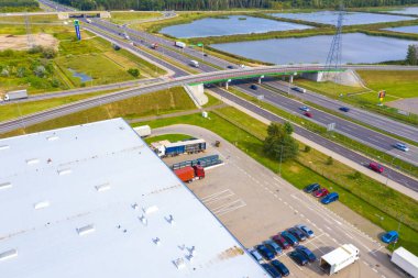 Malzeme deposunun havadan görüntüsü. Sanayi bölgesindeki lojistik merkezi yukarıdan. Lojistik merkezde yüklenen kamyonların hava görüntüsü