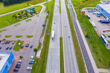 Otoyol otomobil trafiğinin havadan görüntüsü, ulaşım kavramı
