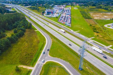 Otoyol otomobil trafiğinin havadan görüntüsü, ulaşım kavramı