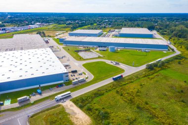 Kamyon ve konteynırlarla dolu depo ve nakliye terminalinin hava görüntüsü. Endüstriyel geçmiş. Lojistik Merkezi.