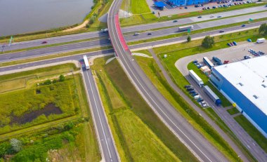 Kamyon ve konteynırlarla dolu depo ve nakliye terminalinin hava görüntüsü. Endüstriyel geçmiş. Lojistik Merkezi.
