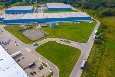 Kamyon ve konteynırlarla dolu depo ve nakliye terminalinin hava görüntüsü. Endüstriyel geçmiş. Lojistik Merkezi.