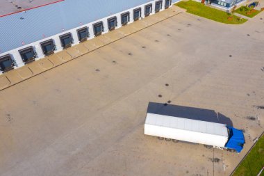 Kamyonlu deponun hava görüntüsü. Endüstriyel geçmiş. Yukarıdan gelen lojistik.