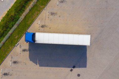 Logostik merkezde boşaltılan kamyon ve kargo karavanının hava görüntüsü..