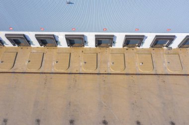 Logostik merkezde boşaltılan kamyon ve kargo karavanının hava görüntüsü..