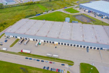 Endüstriyel Depo 'nun Hava Çekimi. Birçok kamyonun yarı karavan yüklediği rıhtım..