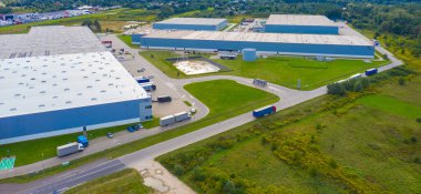 Endüstriyel Depo 'nun Hava Çekimi. Birçok kamyonun yarı karavan yüklediği rıhtım..