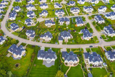 Yeni inşaat havası. Mahallede lüks konutlar. Tek kişilik aile evleri.