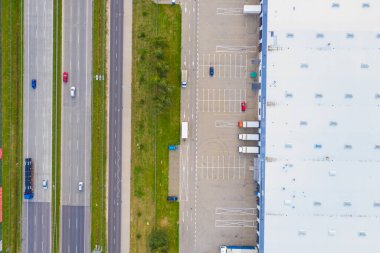 Malzeme deposunun havadan görüntüsü. Endüstriyel şehir bölgesindeki lojistik merkezi İHA 'nın gözünden. Arkaplan dokusu kavramı.