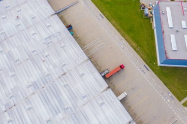 Malzeme deposunun havadan görüntüsü. Endüstriyel şehir bölgesindeki lojistik merkezi İHA 'nın gözünden. Arkaplan dokusu kavramı.