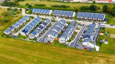 Konutların ve garaj yollarının havadan görünüşü. Avrupa 'nın yeşil ağaç üstgeçidi ile çevrili sıkıca sarılmış evler. Kenar mahallelerde konut geliştirme
