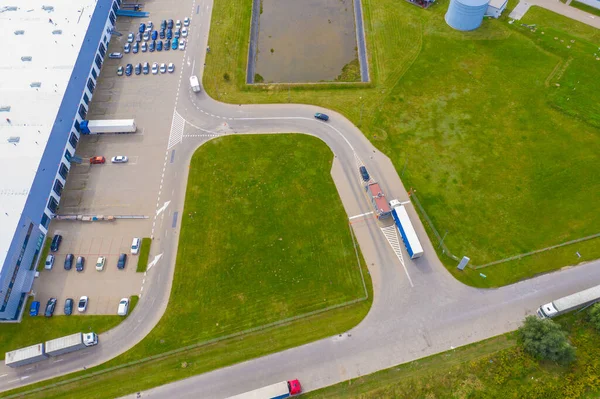 Luftaufnahme Des Distributionszentrums Drohnenaufnahmen Der Industriellen Logistikzone Lastwagen Auf Dem — Stockfoto