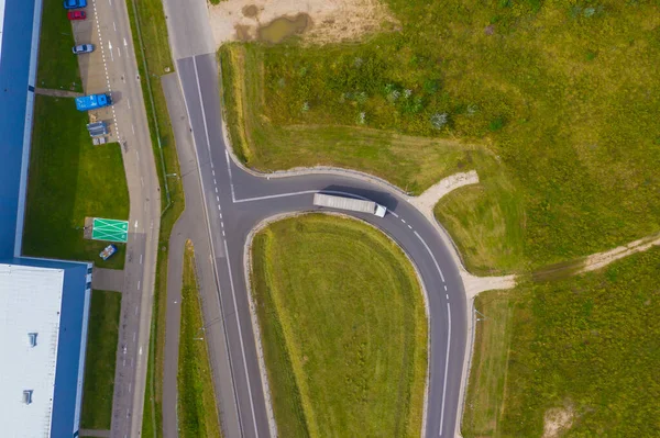 Lastbilens Logistiska Antenn Lastbilar Rörelse Vid Motorvägen Korsningen Vägen Mellan — Stockfoto