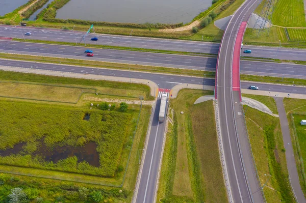 Transporte Aéreo Logístico Caminhões Movimento Pela Estrada Intersecção Estrada Entre — Fotografia de Stock