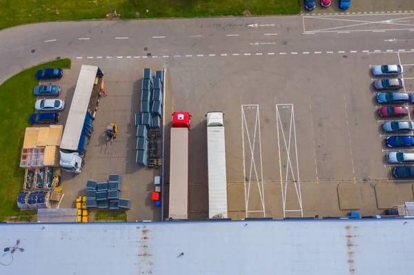 Flygfoto Över Varuhuset Logistikcenter Industristadszon Ovanifrån Flygfoto Lastbilar Som Lastar — Stockfoto
