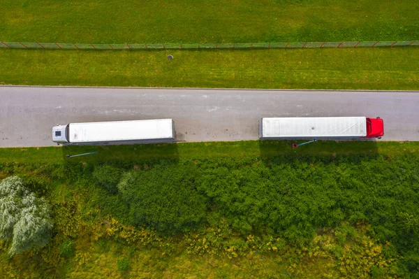 Lotnictwo Logistyczne Ciężarówki Dwie Ciężarówki Poruszają Się Między Polami Widok — Zdjęcie stockowe
