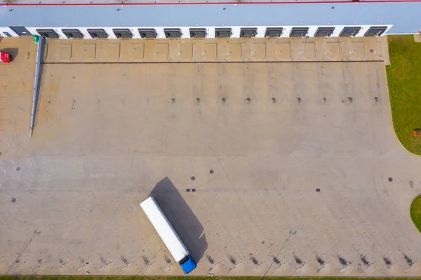 用卡车从空中俯瞰仓库 工业背景 来自上面的后勤 — 图库照片