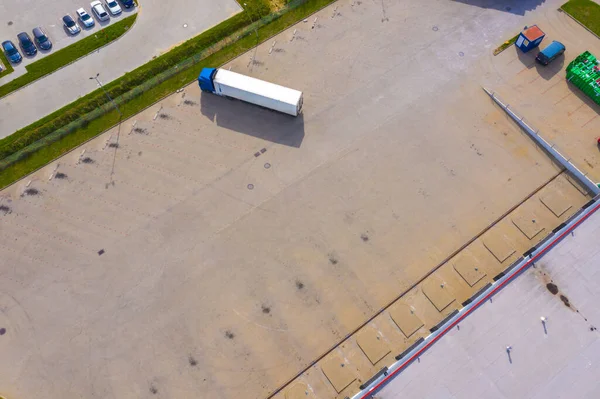 Luchtfoto Van Magazijn Met Vrachtwagens Industriële Achtergrond Logistiek Van Bovenaf — Stockfoto