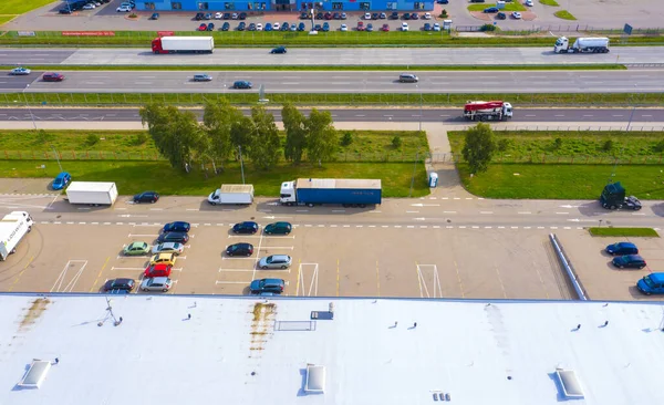 用卡车从空中俯瞰仓库 工业背景 来自上面的后勤 — 图库照片