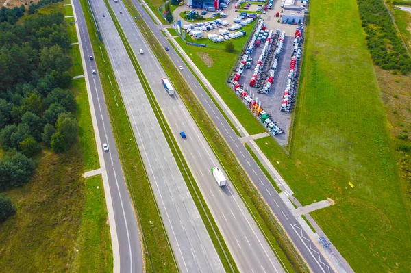 从空中俯瞰许多汽车的公路交通状况 交通观念 — 图库照片