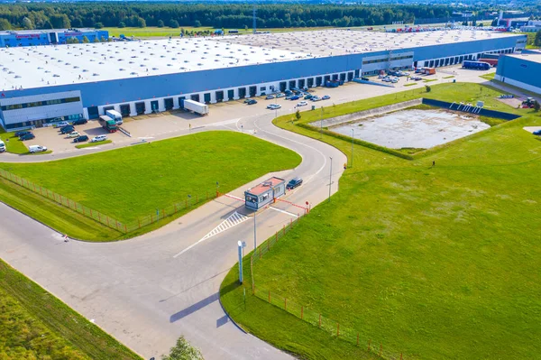 Luchtfoto Van Industriële Laadruimte Waar Veel Vrachtwagens Hun Goederen Lossen — Stockfoto