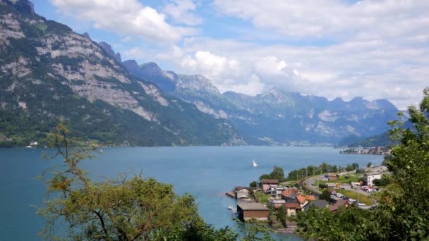 Vista sobre el hermoso lago en Suiza — Vídeo de stock