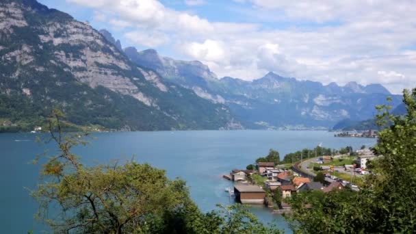 Vista sobre el hermoso lago en Suiza — Vídeo de stock